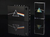 La caja de coleccionista «We Are Rewind x Pink Floyd» incluye un reproductor de casetes de edición limitada y la reedición con motivo del 50.º aniversario de *The Dark Side of the Moon*.