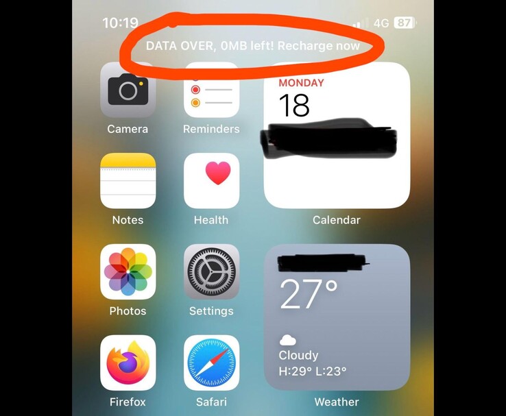 pantalla de inicio del iPhone mostrando una alerta de "¡NO HAY DATOS, quedan 0 MB! Recargue ahora" alerta (Fuente de la imagen: Reddit/r/ios via u/grmln_rsn)