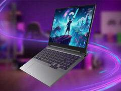 El LOQ Essential 15IPH11 cuenta con un teclado con retroiluminación morada.