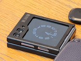 Un Galaxy Z Flip5 en una funda a prueba de fugas. (Fuente de la imagen: @Tech_Reve)
