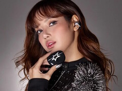 La estrella del K-pop LISA luciendo los auriculares Bose x LISA Ultra Open Earbuds y sosteniendo su estuche. (Fuente de la imagen: Bose)