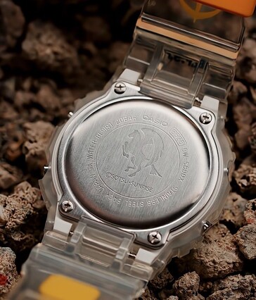 Vista trasera en ángulo del G-Shock x Mobile Suit Gundam transparente que muestra la marca Pegaso de la flota de la Base Blanca grabada en el fondo de la caja.