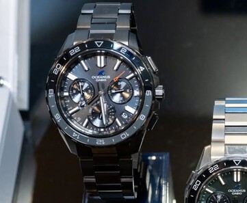 Reloj Casio Oceanus OCW-P3000 negro, visto desde delante, con su caja recubierta de DLC, su esfera negra y su bisel de 24 horas.