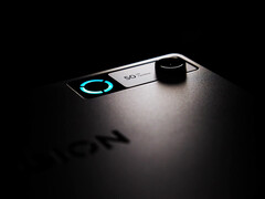 La tableta para juegos Y700 Gen 5 cuenta con la función de interconexión de dispositivos iOS. En la foto: imagen promocional que muestra una parte de la parte trasera de la tableta.