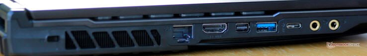 Izquierda: Cerradura Kensingston, ventilación, Ethernet, HDMI 2.0a, mini DisplayPort 1.4, USB 3.2 Gen 2 Type-A, USB 3.2 Gen 2 Type-C, salida para auriculares (HiFi/SPDIF), entrada de micrófono