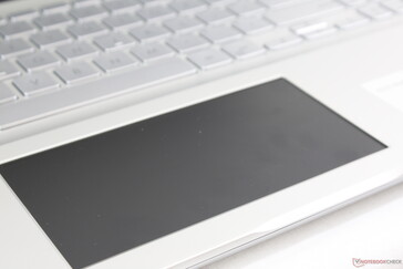 La superficie Matte ScreenPad se siente como si tocara la pantalla de un portátil mate