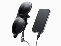 Gafas Rokid AR Spatial conectadas a su controlador externo. (Fuente de la imagen: Rokid)