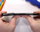 Samsung Galaxy S21 Ultra prueba de flexión (Fuente: JerryRigEverything en YouTube)
