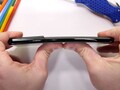 Samsung Galaxy S21 Ultra prueba de flexión (Fuente: JerryRigEverything en YouTube)