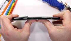 Samsung Galaxy S21 Ultra prueba de flexión (Fuente: JerryRigEverything en YouTube)
