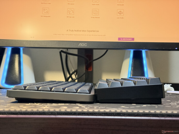El Akko Air 01 junto a un teclado mecánico convencional