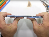 El Pixel 8 Pro tiene un marco más rígido que su predecesor. (Fuente de la imagen: JerryRigEverything)
