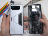 El 6 Pro se une al 5 Pro. (Fuente: JerryRigEverything vía YouTube)