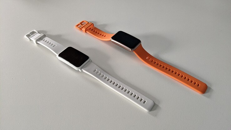 Izquierda: Honor Watch ES en blanco islandés, derecha: Huawei Watch Fit en naranja melón.