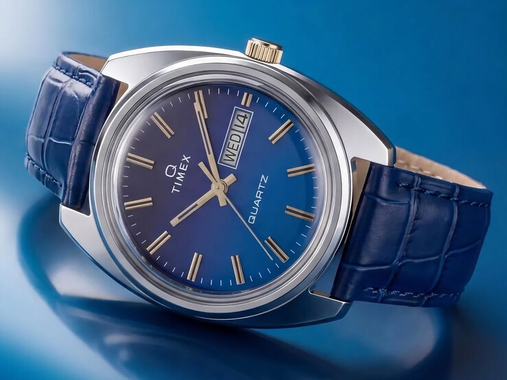 Foto del Timex Q 1976 Day and Date tomada en ángulo, que destaca su esfera azul degradada, su caja de acero inoxidable pulido y su corona de tono dorado.