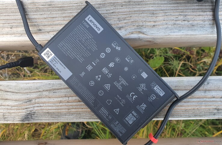 adaptador de corriente USB-C de 135 vatios