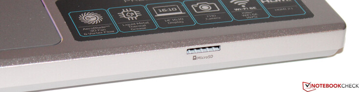 El lector de tarjetas de memoria se encuentra en la parte frontal del dispositivo (MicroSD).