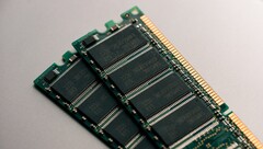 Los precios de la memoria RAM DDR4 y de otros tipos de memoria podrían bajar mucho más rápido de lo previsto (Imagen: Harrison Broadbent)