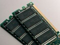Los precios de la memoria RAM DDR4 y de otros tipos de memoria podrían bajar mucho más rápido de lo previsto (Imagen: Harrison Broadbent)