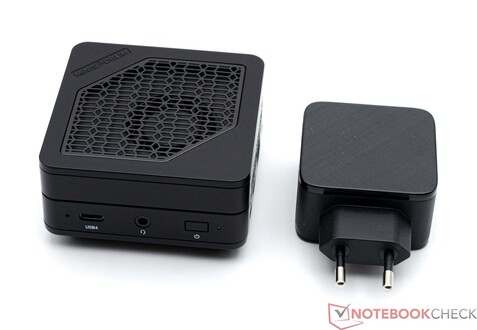 Minisforum Mercury Series EM780 y el adaptador de 65 vatios