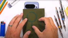 Google Pixel 10 Pro XL: El primer buque insignia Android de un gran fabricante con imanes integrados, revelado en una prueba de durabilidad. (Fuente de la imagen: JerryRigEverything)
