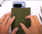 Google Pixel 10 Pro XL: El primer buque insignia Android de un gran fabricante con imanes integrados, revelado en una prueba de durabilidad. (Fuente de la imagen: JerryRigEverything)