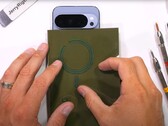 Google Pixel 10 Pro XL: El primer buque insignia Android de un gran fabricante con imanes integrados, revelado en una prueba de durabilidad. (Fuente de la imagen: JerryRigEverything)