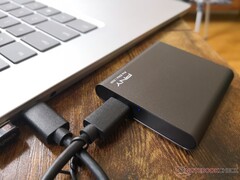 La diminuta unidad SSD externa USB-C de PNY de 500 GB ya está a la venta por 75 dólares y sólo pesa 36 gramos
