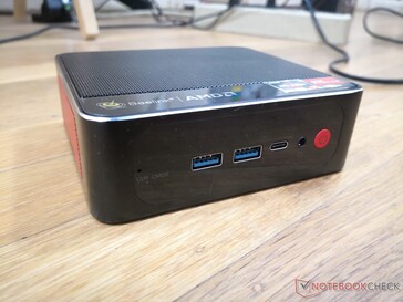 Frontal: 2x USB 3.0, USB-C, audio combo de 3,5 mm, botón de encendido