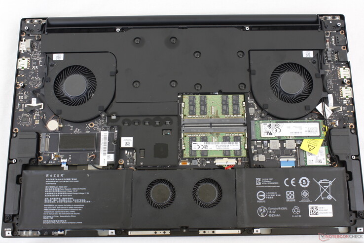 2021 Blade 17 para comparar. Observe las principales diferencias en los altavoces, los ventiladores y la posición de los componentes de la placa base