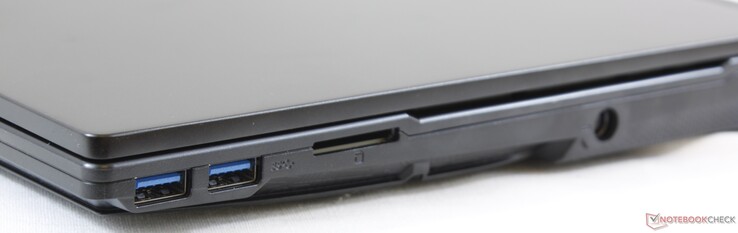 Derecha: Lector SD, 2x USB 3.1, adaptador de CA
