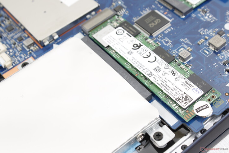Ranura M.2 y bahía de 2,5 pulgadas protegida por papel de aluminio. Observe la pegatina antisabotaje de Lenovo que sujeta la unidad M.2