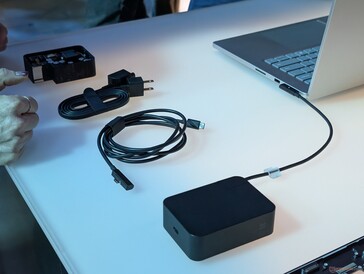 El cable magnético USB-C es reversible en el sentido de que solo uno de sus extremos es magnético. El extremo magnético se puede conectar al adaptador de CA para funcionar como un cargador USB-C universal para otros dispositivos