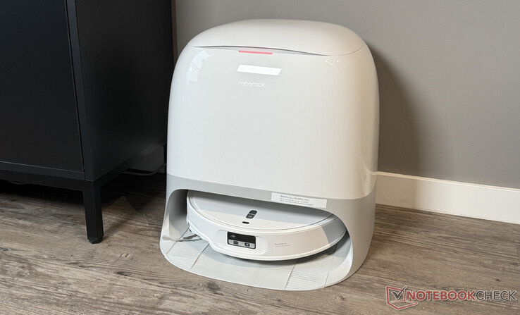 Roborock Qrevo Curv 2 Pro cargando en su estación