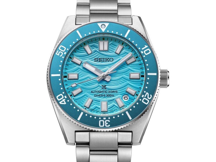 Vista frontal del Prospex 1965 Heritage Diver HBC011, en la que destaca la esfera con diseño de ondas «Daytime Blue».