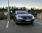 VW eléctrico en una estación de Supercargadores Tesla en Europa (imagen: OfficialQzf/Reddit)