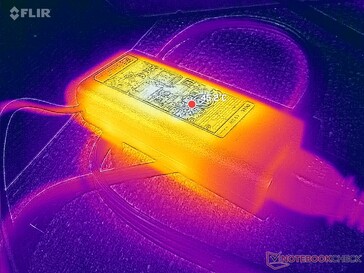 El adaptador de CA alcanza más de 45 °C cuando se somete a cargas exigentes