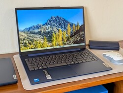 El Lenovo IdeaPad Slim 3i de 15 pulgadas es un portátil muy decente para el consumo multimedia