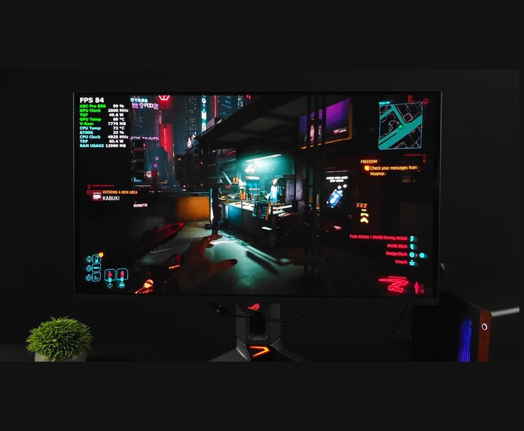Un monitor que muestra la jugabilidad de Cyberpunk 2077 ejecutada en la GPU Intel Arc Pro B50. (Fuente de la imagen: ETA Prime vía YouTube)