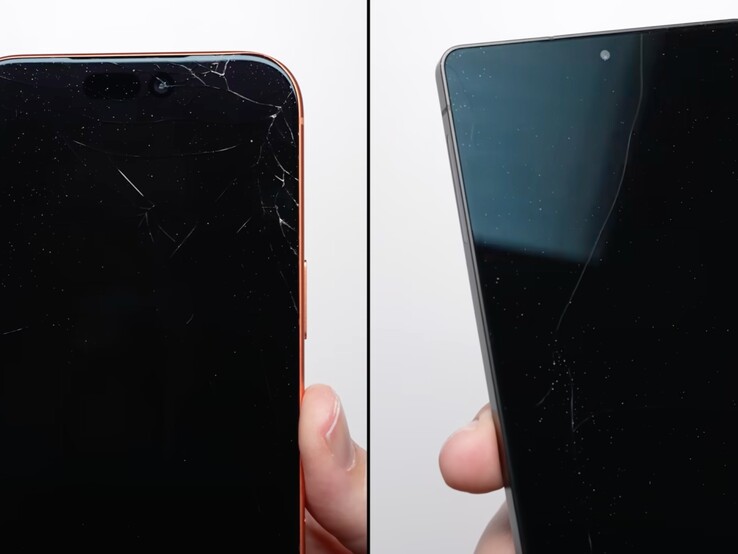 Frontal del iPhone 17 Pro Max (izquierda) y Galaxy S25 Ultra (derecha) tras una prueba de caída de 1 metro. (Fuente de la imagen: PhoneBuff en YouTube, captura de pantalla)