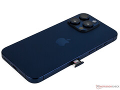 El iPhone 15 Pro Max consigue una gran duración de la batería, pero no necesariamente en comparación con su predecesor. (Fuente de la imagen: Notebookcheck)