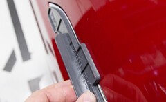 Conjunto del tirador de una puerta Tesla. (Fuente de la imagen: Tesla)