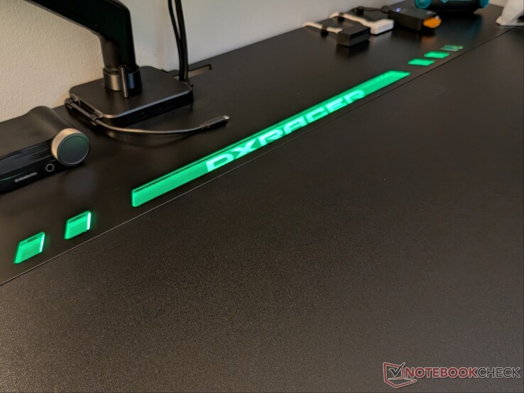 El logotipo de DXRACER se ilumina gracias a la tira RGB situada debajo.