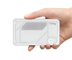 El mini PC Tiiny AI Pocket Lab incorpora 80 GB de memoria LPDDR5X y una CPU ARM de 12 núcleos. (Fuente de la imagen: Tiiny AI, editado) 