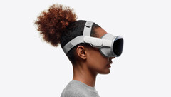 La Vision Pro se suministra con una cinta para la cabeza opcional de doble lazo para ayudar a soportar su peso. (Imagen: Apple)