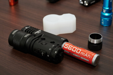 Se incluye la nueva batería de 5.600 mAh presentada por Acebeam hace unos meses.