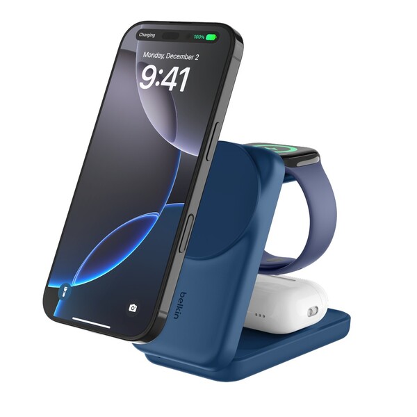 El cargador magnético plegable 3 en 1 UltraCharge de Belkin en color azul. (Fuente de la imagen: Belkin)