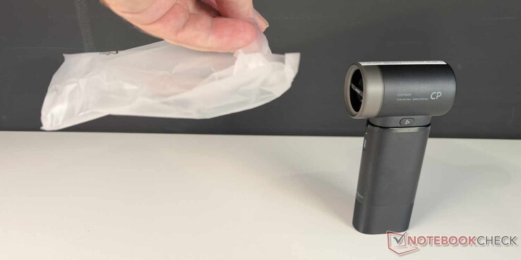 El miniventilador produce una brisa agradable en el tercer nivel de potencia, como lo demuestra el movimiento de la bolsa.