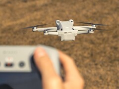 Una vez más, las especificaciones importantes del mini dron DJI Mini 5 Pro con sensor de 1 pulgada han sido confirmadas por una foto del embalaje. (Fuente de la imagen: Bastian Riccardi, editado)