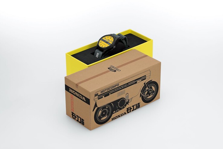 Caja de presentación especial de cartón para la edición limitada Seiko 5 Sports Field x Honda Motocompo, diseñada para asemejarse a la caja de envío original de la Honda Motocompo.